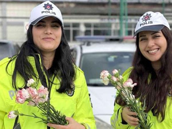 Düzce'de kadın polis ekipleri, kadın sürücülerin 8 Mart Dünya Kadınlar Günü'nü kutladı!