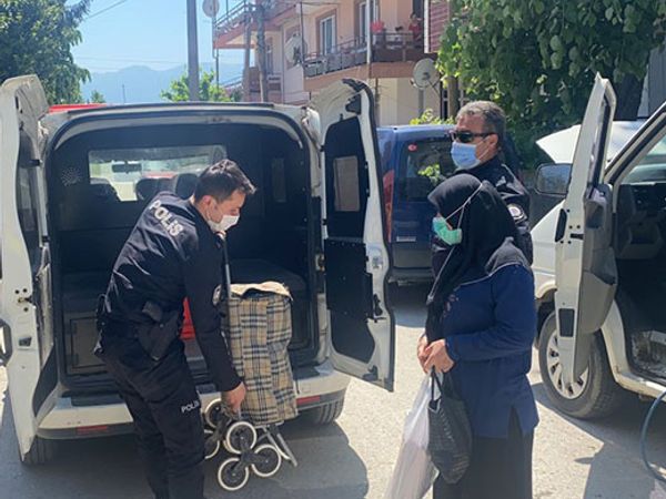 Düzce’de Polisin Kurduğu Özel Ekip Yaşlılara Yardımcı Oluyor
