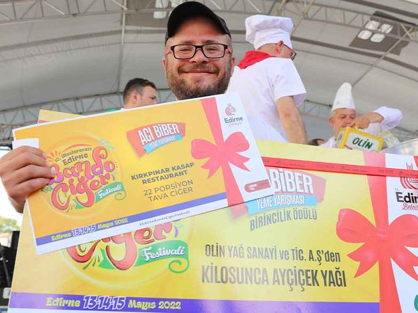 Edirne'de düzenlenen Acı Biber Yeme Yarışması'nda 90 acı biber yedi: Ağırlığınca ayçiçeği yağı kazandı!