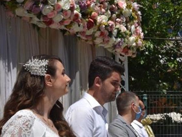 Edirne'de Gelin ve Damat İstedi, Korona Tedavisi Gören Belediye Başkanı Kırmadı