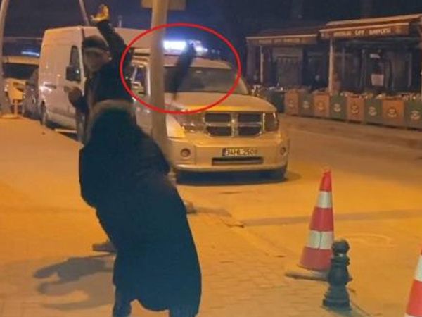 Ehliyetsiz Araba Kullandı: Annesi Çakarlı Lambayı Kafasında Parçaladı!