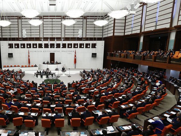 Ekonomi ve Maliye Bakanı'ndan Eleştirilere Yanıt: Ekonomiyi Meclis Üyeniz Burhan Şenatalar'dan Öğrendim!