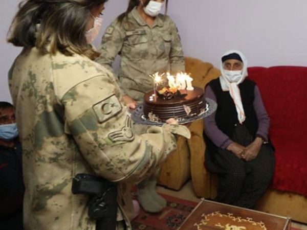 Elazığ’da 103 Yaşındaki Nineye Doğum Günü Sürprizi
