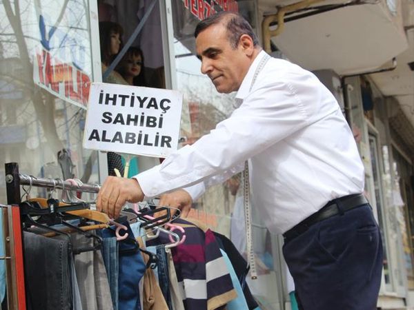 Elazığ'da 68 Yaşındaki Terzi Yıllardır İhtiyaç Sahiplerini Sevindiriyor: Askıda Kıyafet Kampanyası!