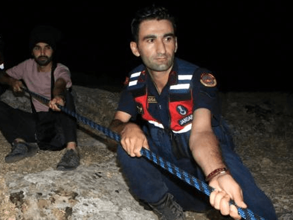 Elazığ’da Uçurumun Eşiğinde Kalan Kadın İçin Film Sahnelerini Aratmayan Bir Operasyon Düzenlendi
