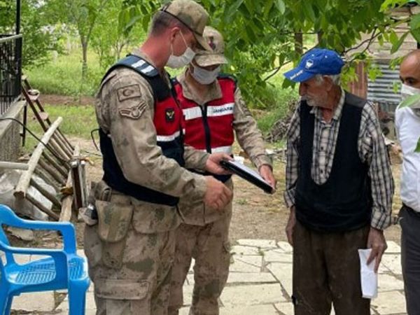 Elazığ’da Yaşlı Adam Çalınan Maaşını Bulan Jandarmaya Harçlık Vermek İstedi