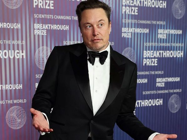 Elon Musk kırmızı halıda şekilden şekile girdi!