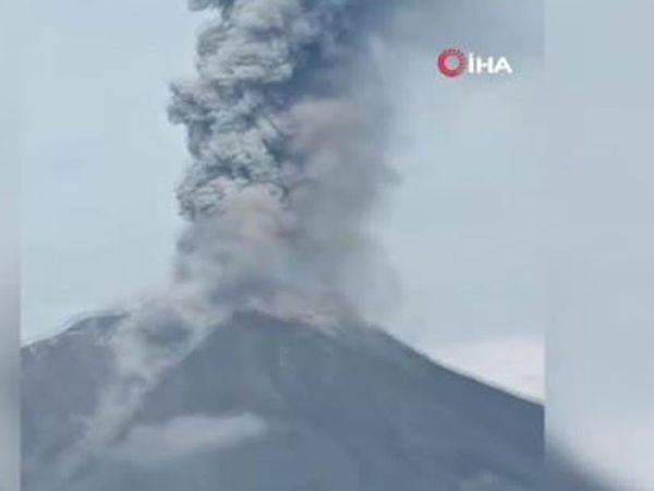 Endonezya'da Bulunan Sinabung Yanardağı Kül Püskürttü