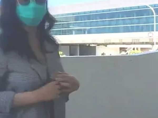 Endonezya'da havalimanında Önce Göğüslerini Açtı Sonra Mastürbasyon Yaptı