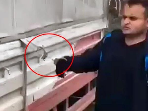 Engelli Gence Eşek Şakası! Hiç Utanmamışlar!