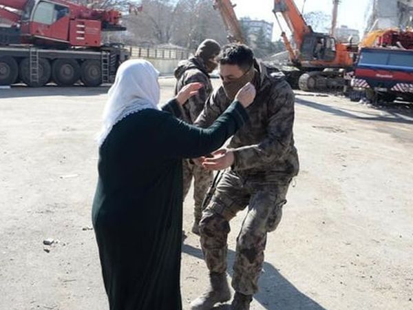 Enkazda kendisini sırtlayarak kurtaran polise sarılarak ağladı