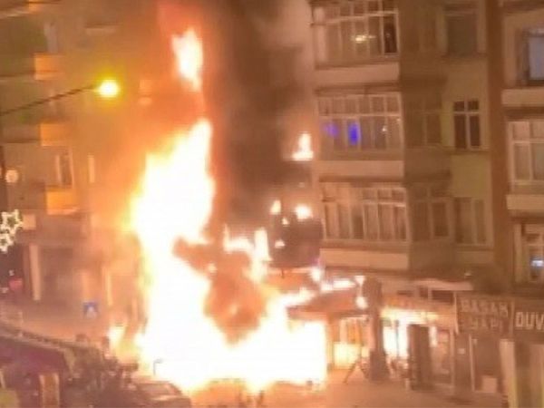 Erzurum'da 5 katlı Bir Bina Küle Döndü! Yanan Evlerini Gözyaşları İçerisinde İzlediler