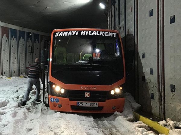 Erzurum’da Caddeler Sokaklar Dolu Yağışıyla Beyaza Büründü