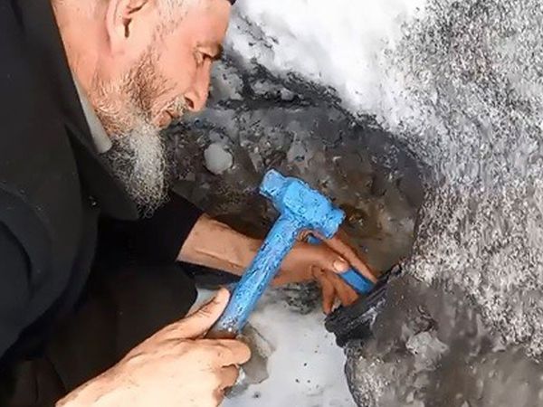 Erzurum’da Duygu Dolu Anlar: Bir Vatandaş Buzlanan Boruda Mahsur Kalan Kediyi Böyle Kurtardı