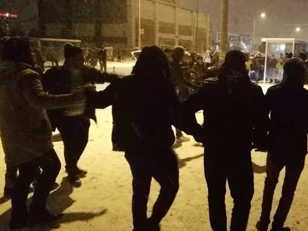 Erzurum'da Etkili Olan Kar Yağışını Gençler Halay Çekerek Kutladı!
