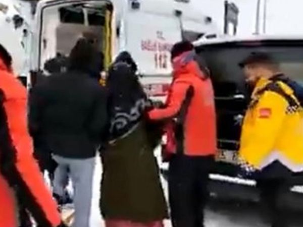Erzurumda Yol Kapandı Hamile Kadını JAK Kurtardı