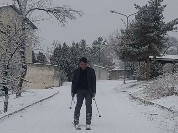 Kar Yağışını Fırsata Çevirdi: Erzurum’daki Öğretmen Okula Kayarak Gidiyor!