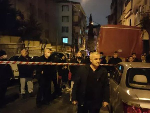 Esenler'de mahalleye yayılan koku gaz kaçağı korkusu ile sokağa döktü