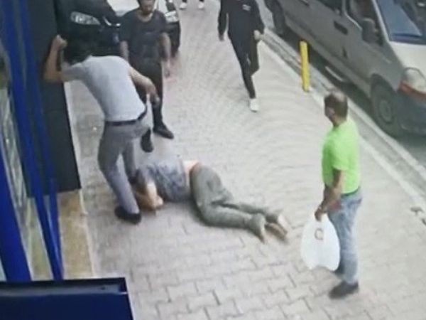 Esenyurt'ta Çocuklardan Zorla Para İstedi! Meydan Dayağı Yedi