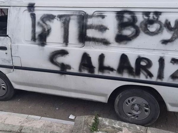 Esenyurt'ta Hırsızlar Aracı Çalıp Mesaj Bıraktı: İşte Böyle Çalarız