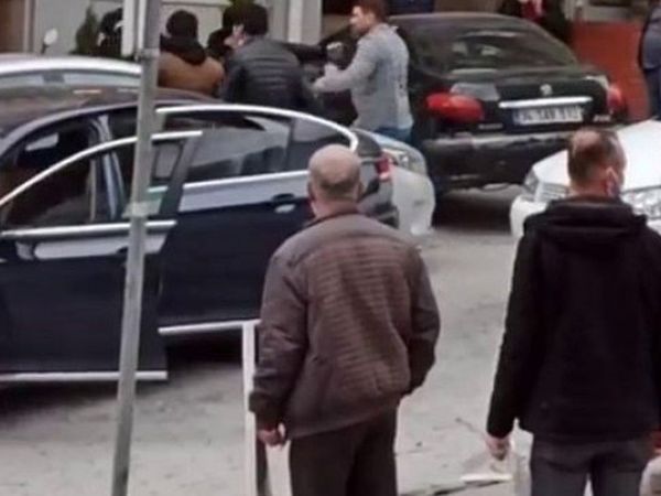 Esenyurt'ta İki Grup Arasında Kavga: 1 Kişinin Ayağı Kırıldı