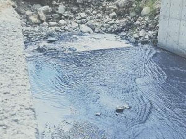 Esenyurt'ta Kanaldan Mavi  Su Aktı