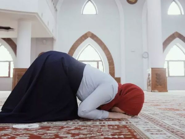 Eşim namaz kılmıyor ne yapayım diye hocaya sordu