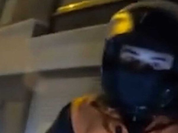 Eskişehir'de tebessüm ettiren tesadüf: Yolda kalan bir motoru, başka bir motor sürücüsü kurtardı
