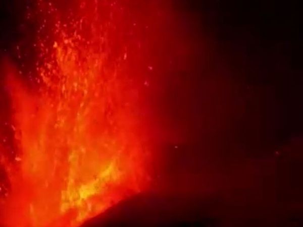 Etna Yanardağı Lavları Geceyi Aydınlattı