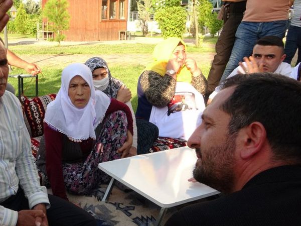 Evlat Nöbeti Tutan Ailelerden Kaçmaya Çalışan CHP’li Vekile Sert Tepki