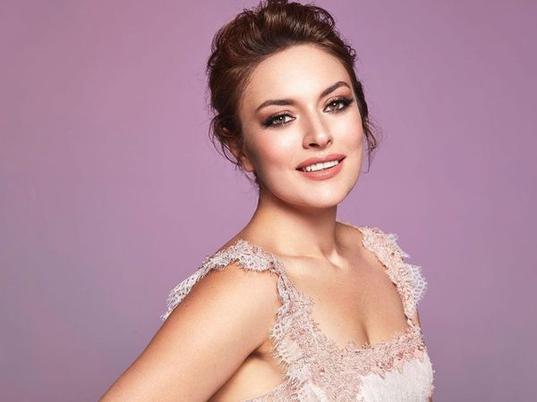 Ezgi Mola bebeğinin cinsiyetini açıkladı