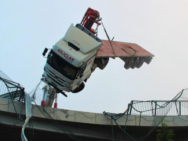 Facianın eşiğinde Döndü! Kocaeli’nde Bir Tır Hızını Alamayınca Köprüde Asılı Kaldı