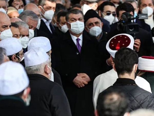 Fahrettin Koca, Cenazedeki Sosyal Mesafesiz Görüntü İçin Özür Diledi