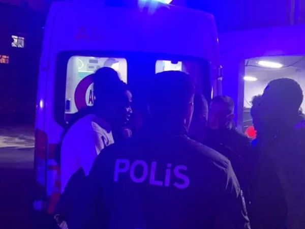 Fatih'de Kavga Eden Gruplar Binayı Ateşe Verdi
