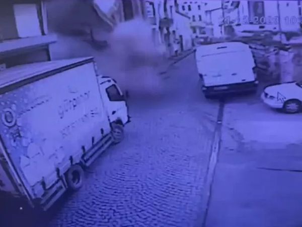 Fatih’te 3 katlı bina yıkıldı! O anlar kameralara yansıdı