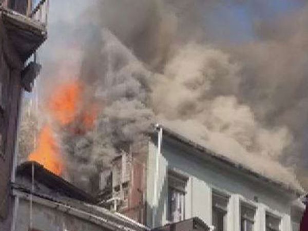 Fatih'te Korkutan Yangın! Süleymaniye Cami Yanında Yangın Gerçekleşti