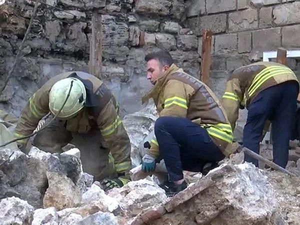 Fatih’te Roma’dan kalma sur çöktü: Enkaz altında bir kişi yaldı