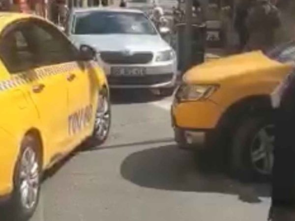 Fatih'te yaşlı kadını almayan taksiciler trafikten men edildi
