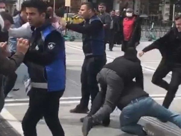 Fatih'te zabıta ve seyyar satıcılar arasında kavga