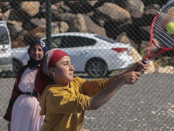 Fedakar Anneden Alkışlanacak Hareket! Şanlıurfa'da Kızı İçin Tenis Kortuna Çıktı