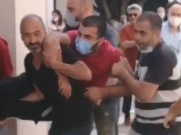 Fedakar Türk Milleti! Engelli Genç Sınava Geç Kalınca Kucaklarında Taşıyıp Okula Yetiştirdiler