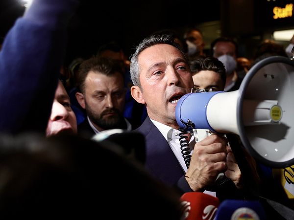 Fenerbahçe Başkanı Ali Koç'tan Havalimanında Megafonla Çok Sert Açıklamalar!