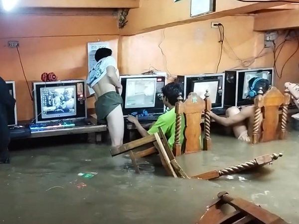 Filipinler'de İnternet Kafeyi Su Bastı: Oyuncular Aldırış Etmedi