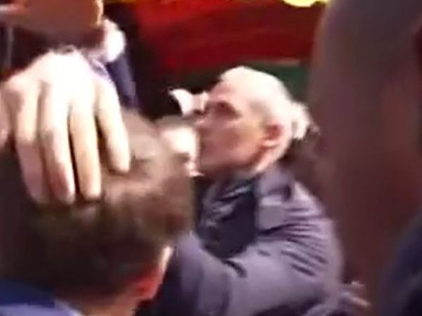 Fransa Cumhurbaşkanı Emmanuel Macron'a domatesli saldırı!