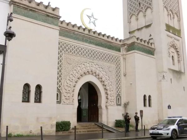 Fransa'da Camii Kapatıldı, Halk Hükümete Tepki Gösterdi!