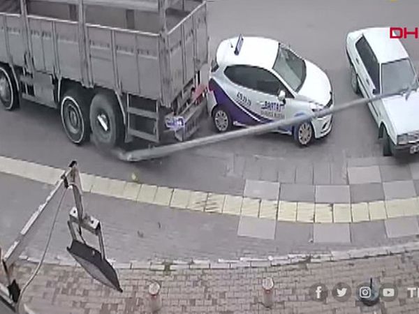 Freni Boşalan Kamyon Park Halindeki Araçlara Çarparak Durdu