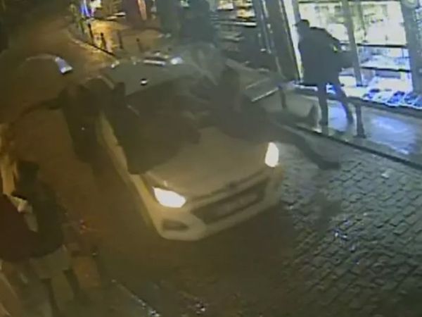 Galata’da korkunç anlar: Araç yayaların arasına daldı