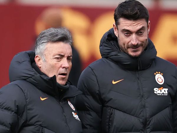Galatasaray'ın eski futbolcusu olan Albert Riera'nın teknik direktör olarak geldiği Olimpija Ljubljana basın toplantısında olay çıktı! Taraftarlar imza törenini bastılar