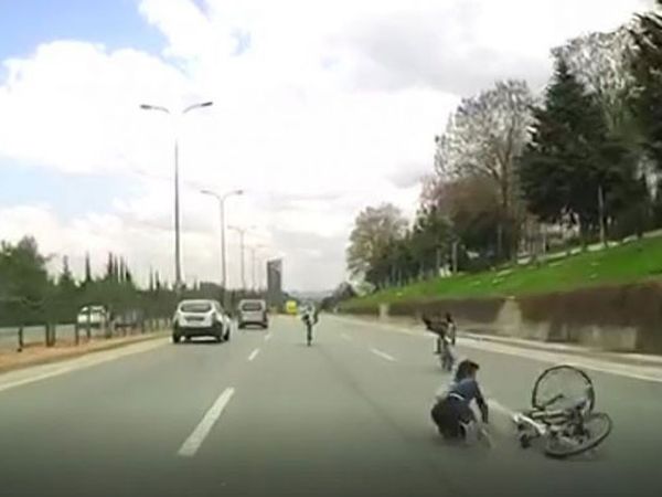 Gaziantep'te Bisikletli Genç Ezilmekten Son Anda Kurtuldu