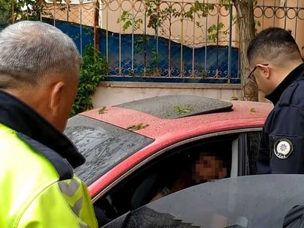 Gaziantep'te ilginç kaza: Park halindeki araçta uyuya kalan sürücü kreşin bahçesine daldı